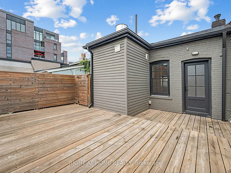 1095 Queen St E #2 — Photo 27
