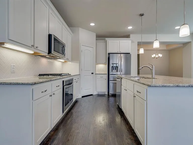 4221 Broadway Ave — Photo 13