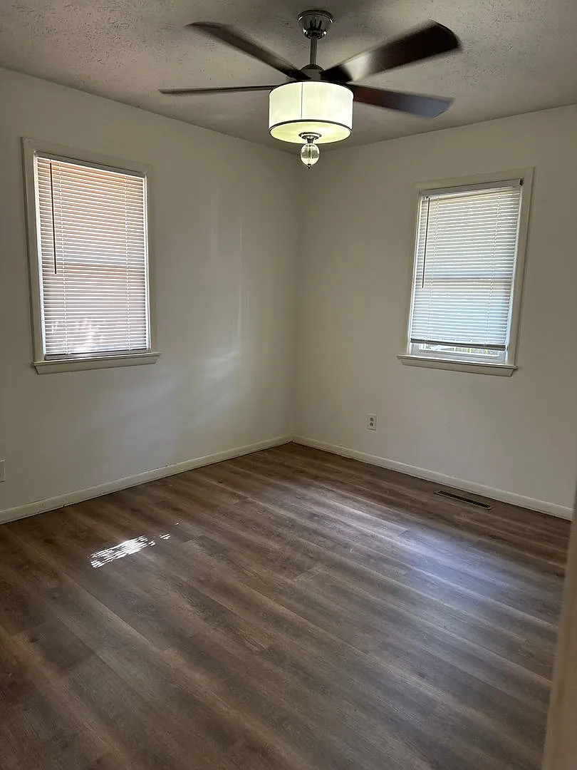 Walnut Court Apartments — Photo 4