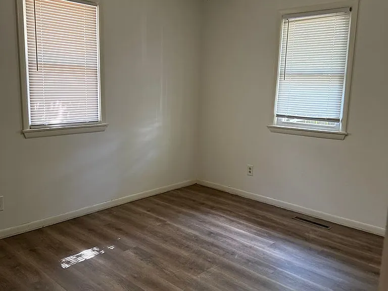 724 W Walnut St — Photo 4