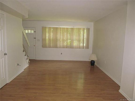 4th image of 4 Briar Mills Dr