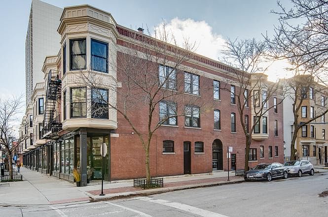 1st image of 207 W Saint Paul Ave APT 2W
