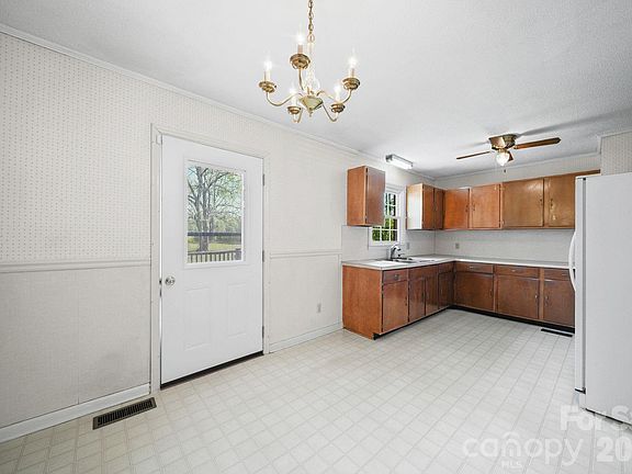 5th image of 712 Worthwood Cir