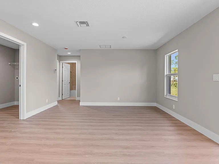 4611 Sunset Blvd — Photo 11