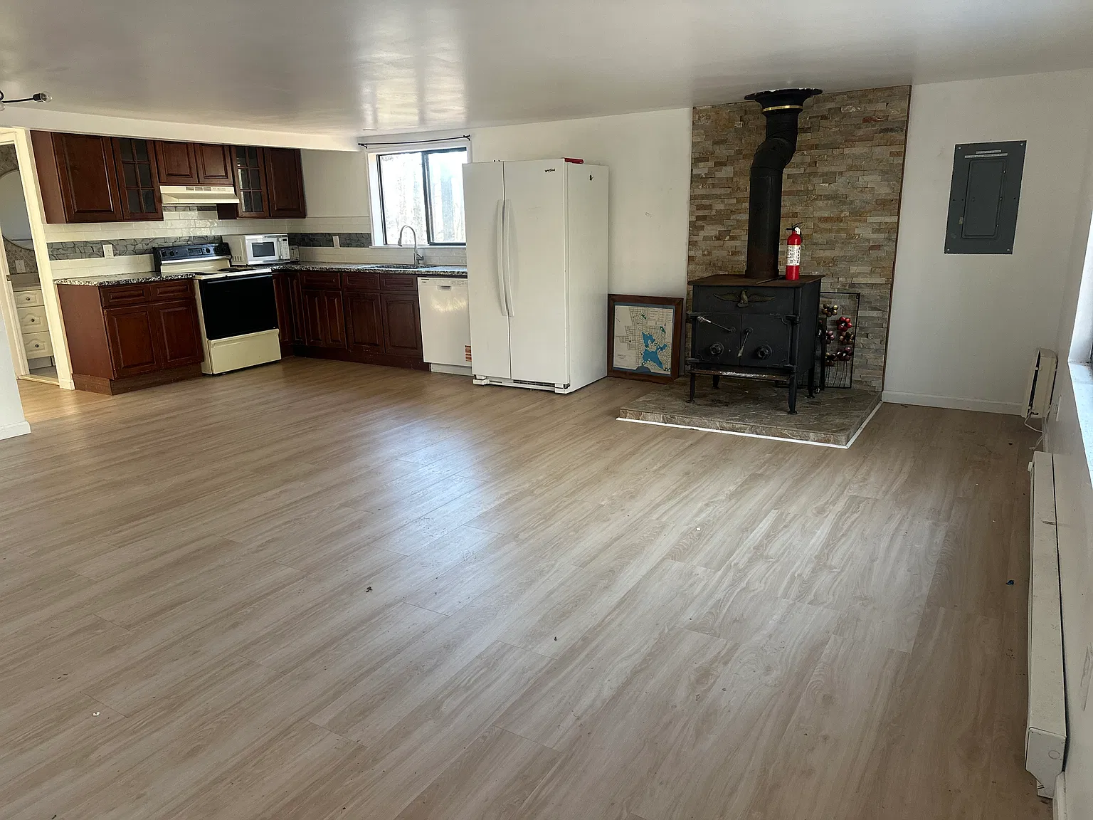 4 bed, 1024 sqft, $2,099 — Photo 2