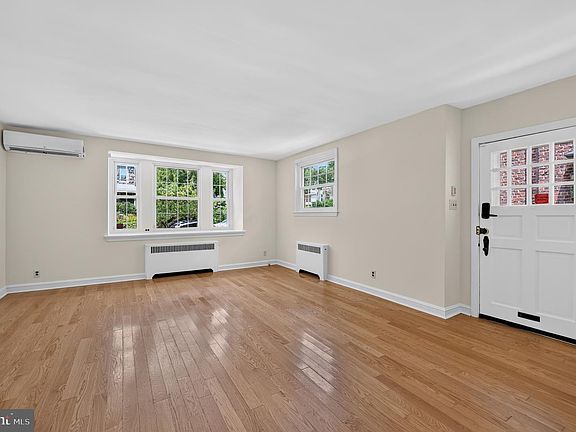 4th image of 140 Rochelle Ave