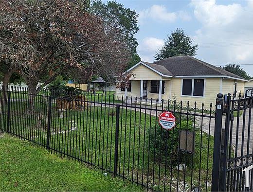 1st image of 10119 Chickasaw Ln
