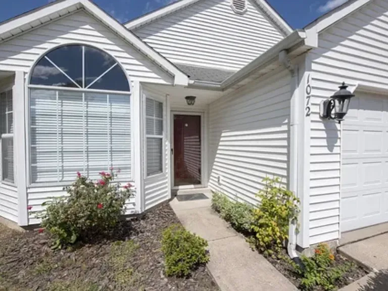 1072 Hampshire Pl — Photo 3
