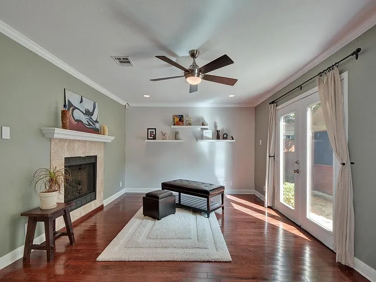 610 W North Loop Blvd — Photo 12