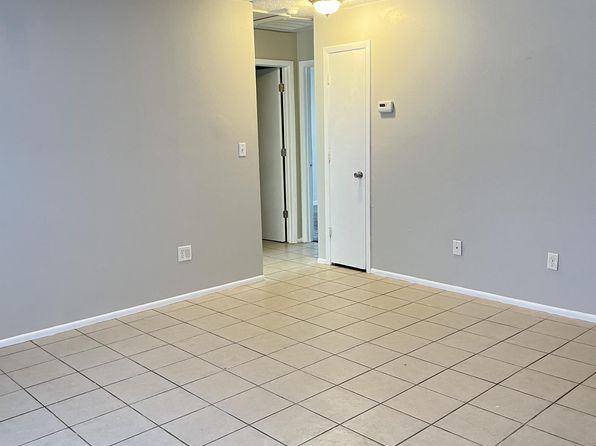 828 NE 8th Ter