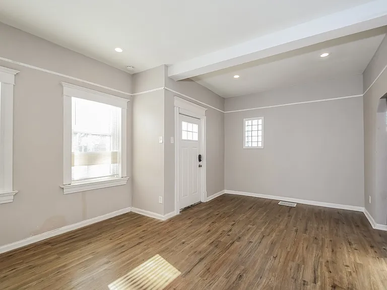 742027_019_living_room_13574637.jpg