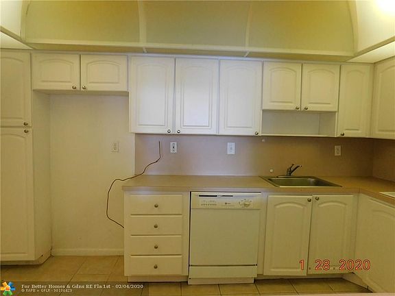 4th image of 19380 Collins Ave APT 122