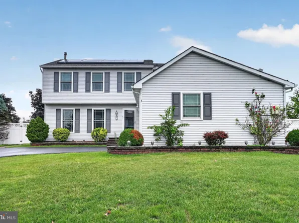 3 Berwick Ln, Sicklerville, NJ 08081
