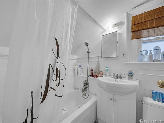 5th image of 178 Queen St