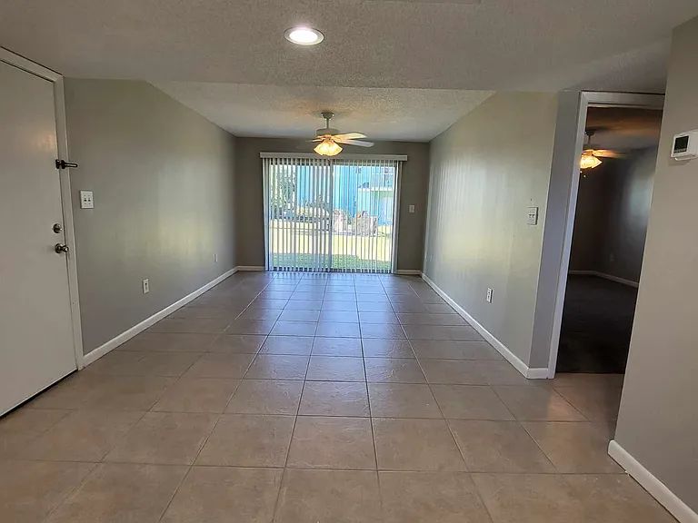 Somerset Oceanside Apartments — Photo 16