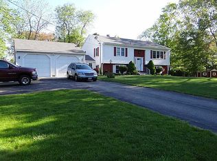 86 Rose Hill Rd, Saunderstown, RI 02874