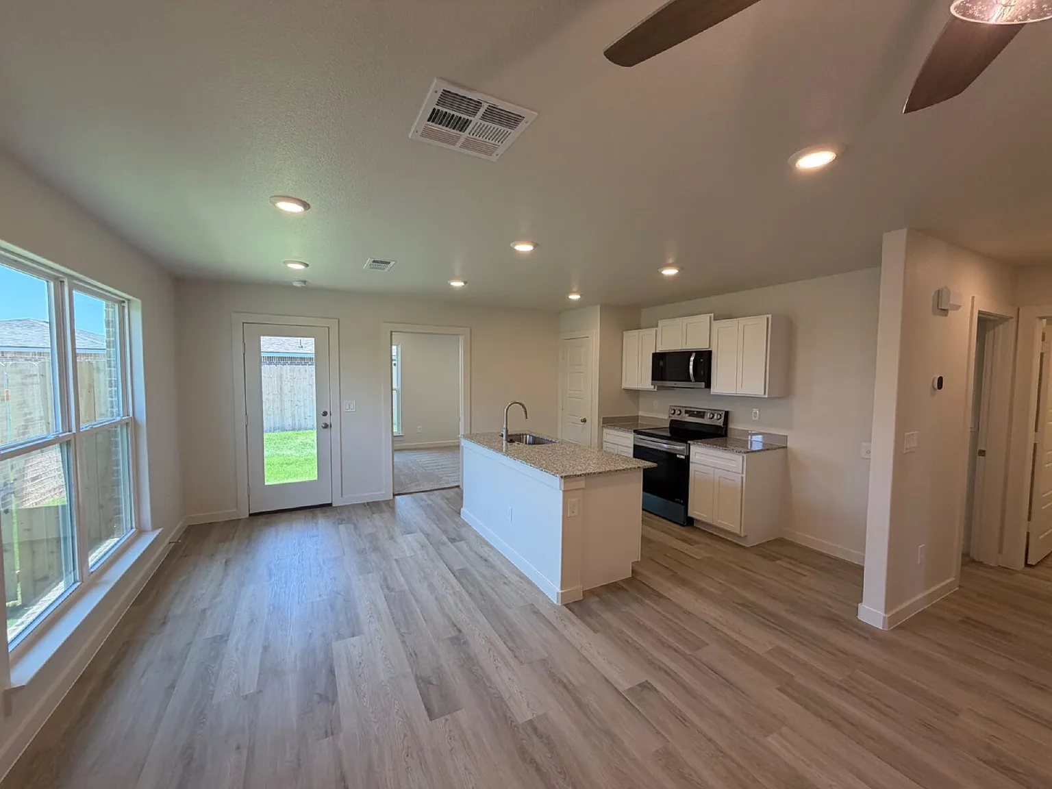 3 bed, 2.0 bath, 1000 sqft, $1,450 — Photo 3