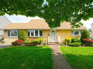 20 Hunter St, Hicksville, NY 11801