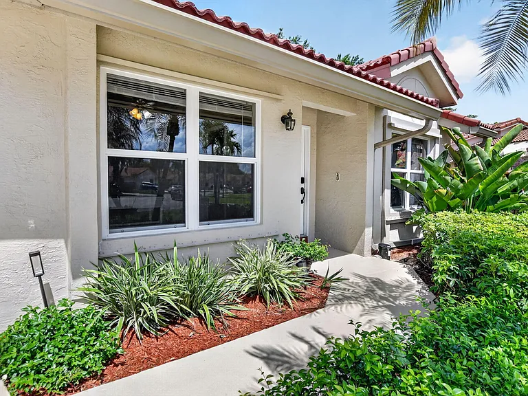 10065 Camelback Ln — Photo 5