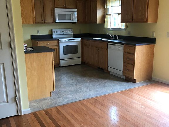 2nd image of 10 Grasshopper Ct #L-0005