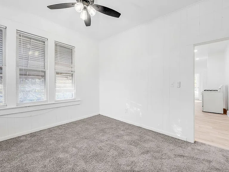 526 W Munson St — Photo 15