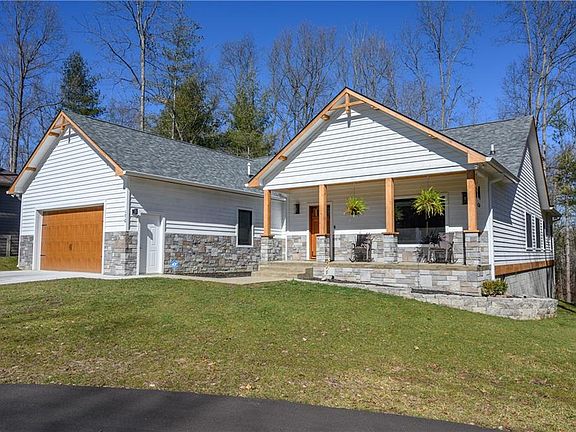 2nd image of 170 Pine Hollow Ct