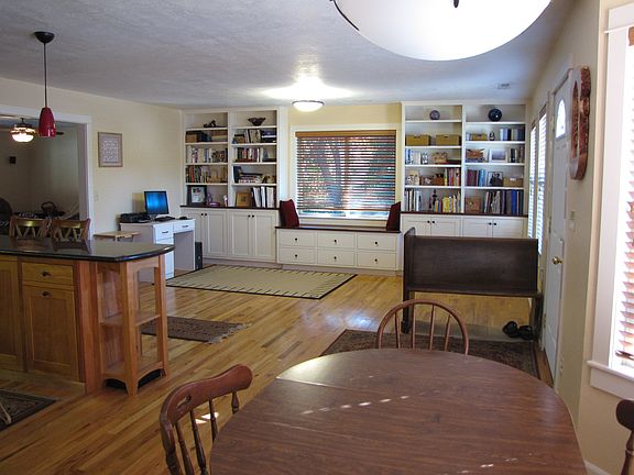 5th image of 684 Ross Ln N