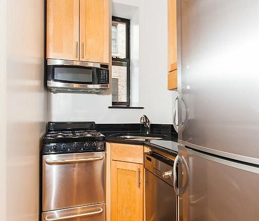 3rd image of 322 E 18th St #B3