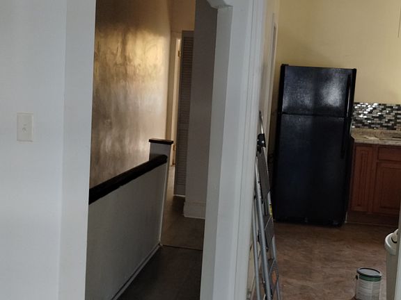3rd image of 956 E Ontario St Floor 2