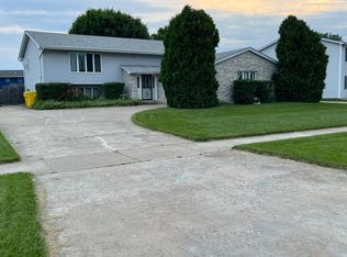 712 N Rueth Dr, Griffith, IN 46319
