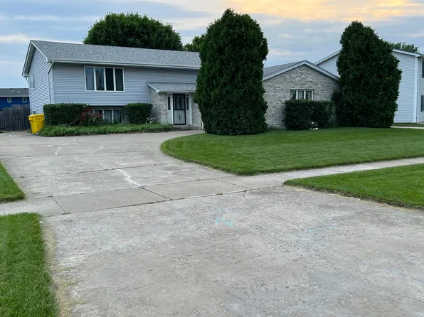 712 N Rueth Dr, Griffith, IN 46319