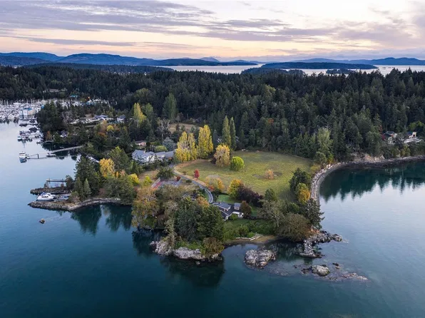10814 Beach Rd, North Saanich, BC V8L 5H6