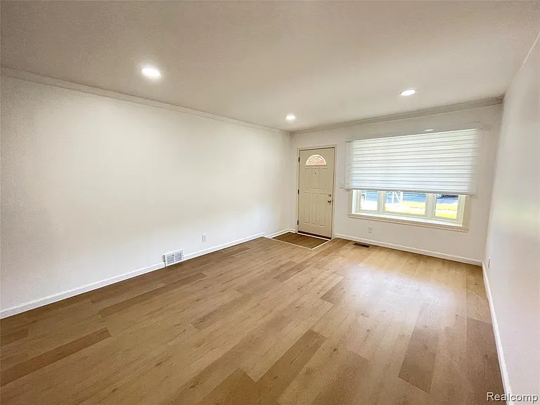 32827 Dover Ave — Photo 4