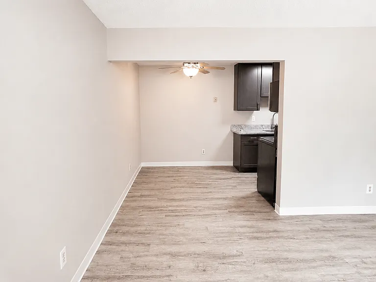 Richfield Square Apartments — Photo 37