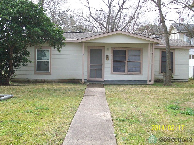 1st image of 823 15th Ave N