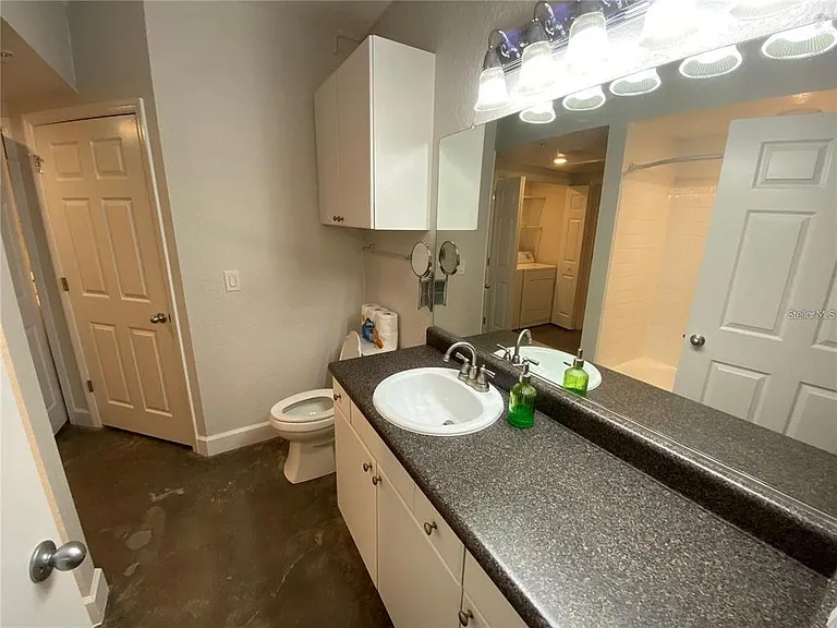304 E South St #1020 — Photo 12