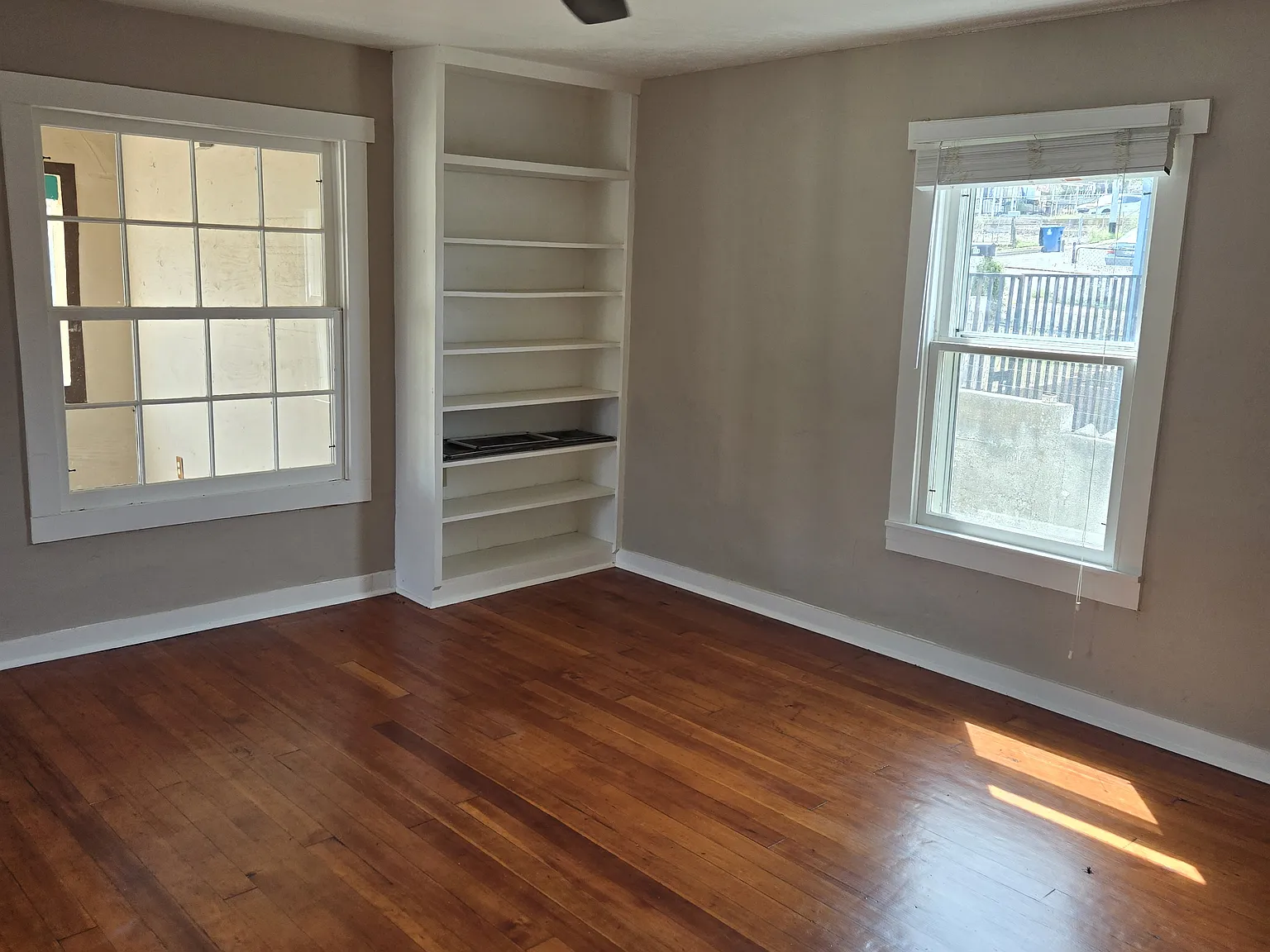 828 S Stone Ave — Photo 3