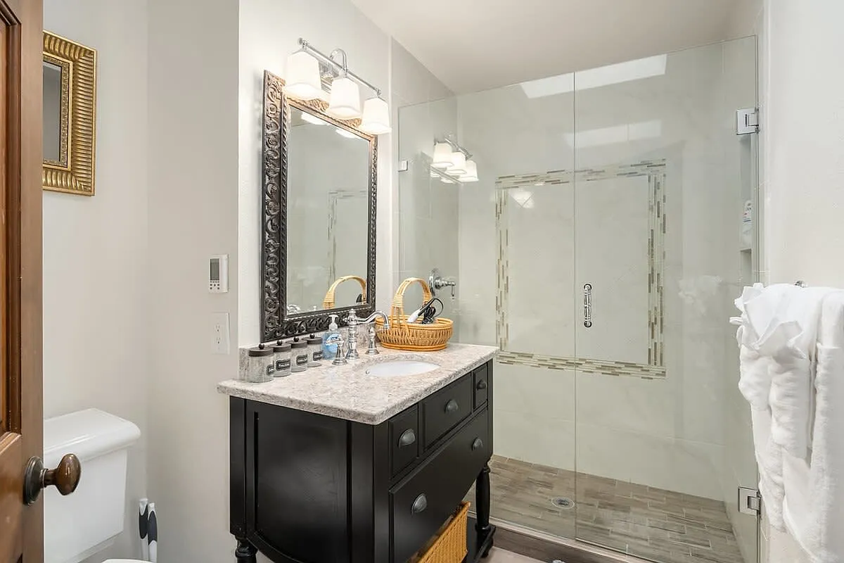 4 bed, 2.5 bath, 3420 sqft, $8,000 — Photo 3