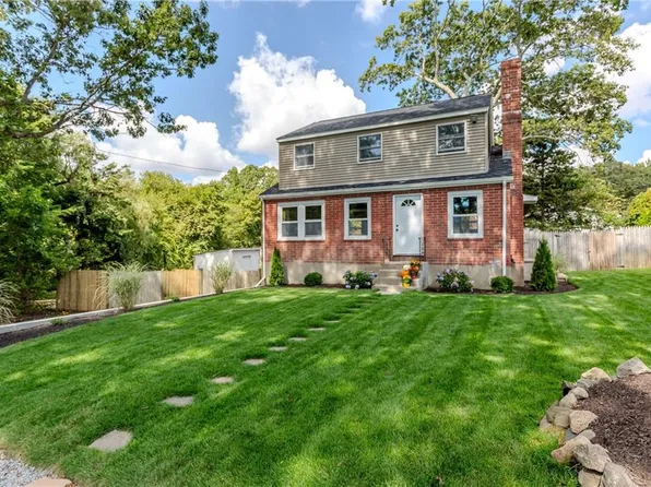 35 Saratoga Rd, Warwick, RI 02886