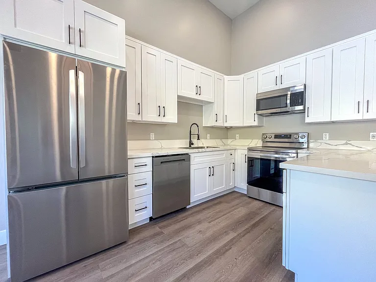 527 Hyde Park Blvd — Photo 2