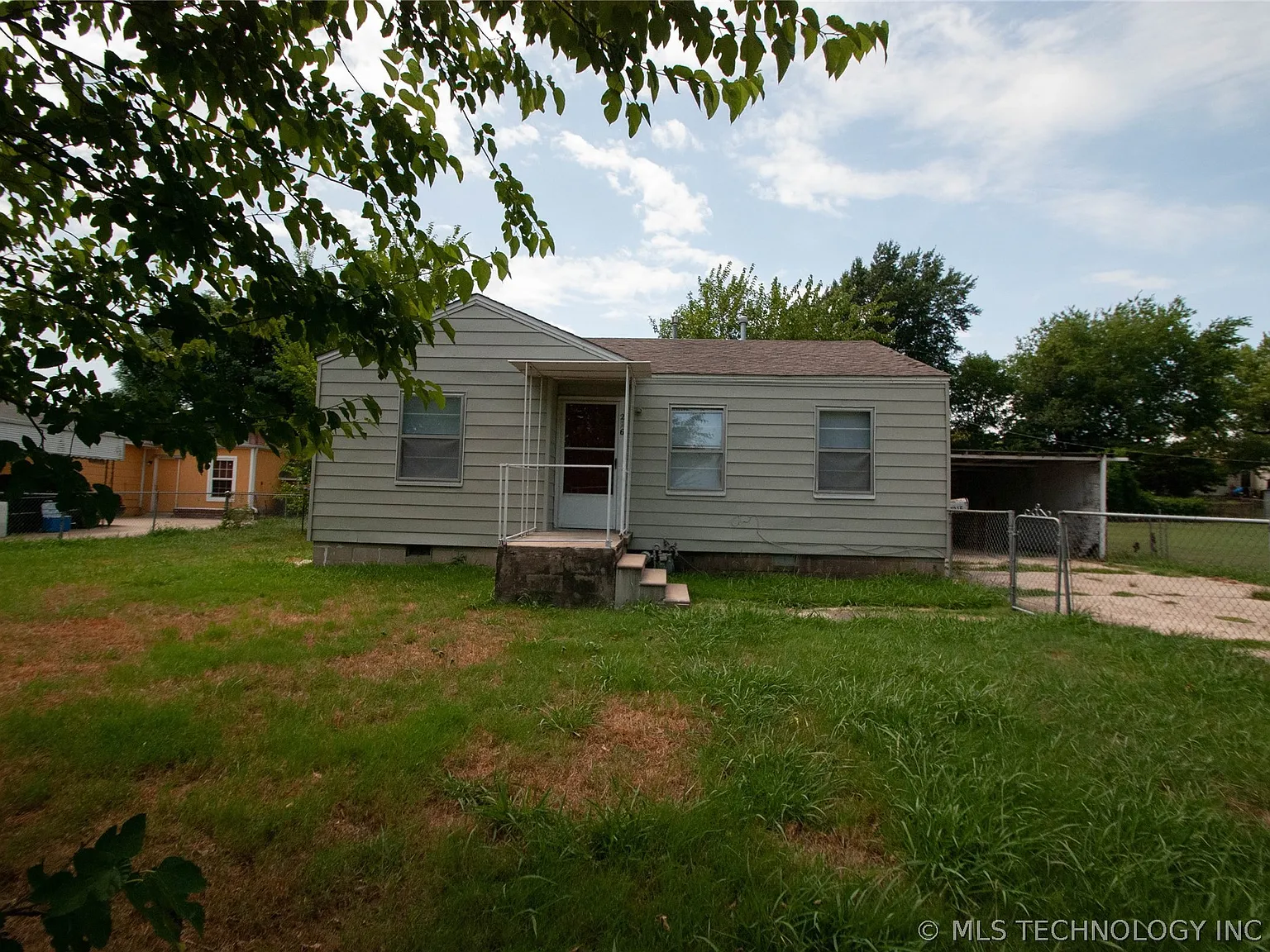 2 bed, 1.0 bath, 766 sqft, $1,000 — Photo 1