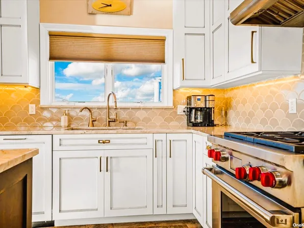 (undisclosed Address), Long Beach, NY 11561