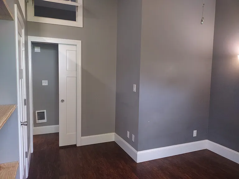 2529 Broadway Ave — Photo 12