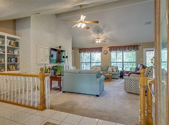 3rd image of 209 Briar Haven Ct