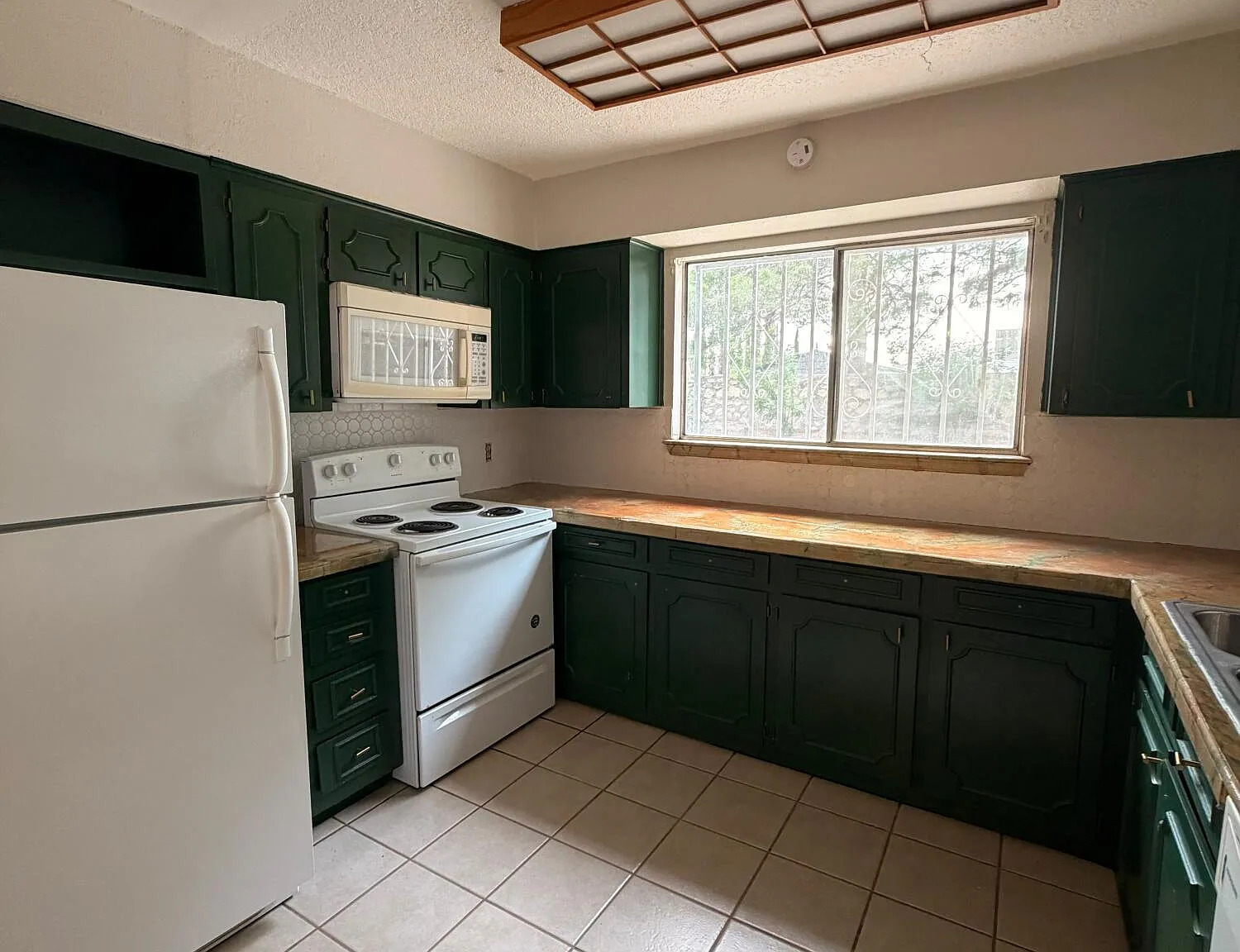 4 bed, 2.0 bath, 2385 sqft, $2,100 — Photo 4
