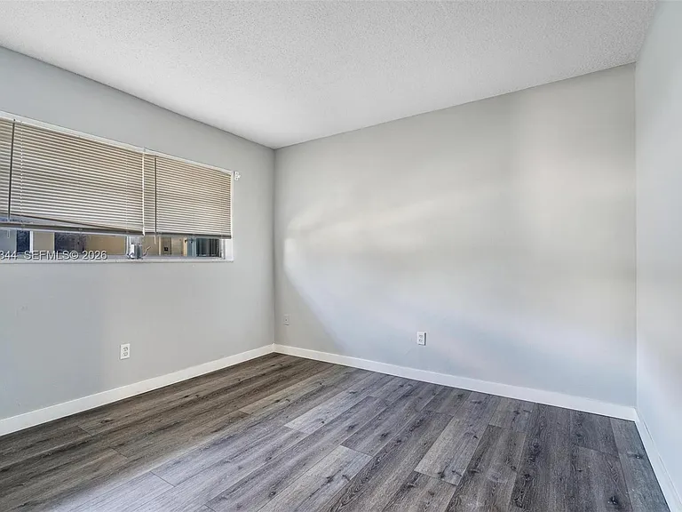 15205 NE 6th Ave #D305 — Photo 6