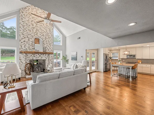 901 Pioneer Cir W, Argyle, TX 76226