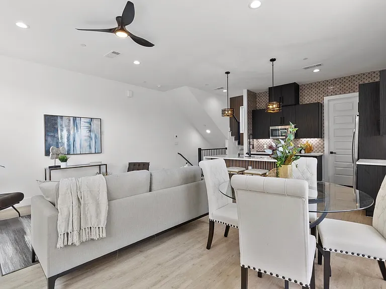 723 W 10th St #108 — Photo 12