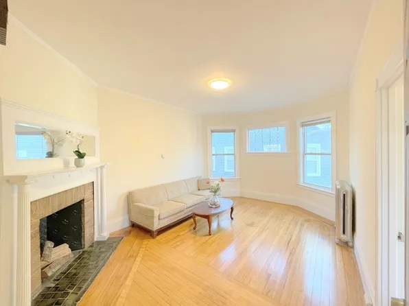 16 Dayton St APT 2F, Worcester, MA 01609