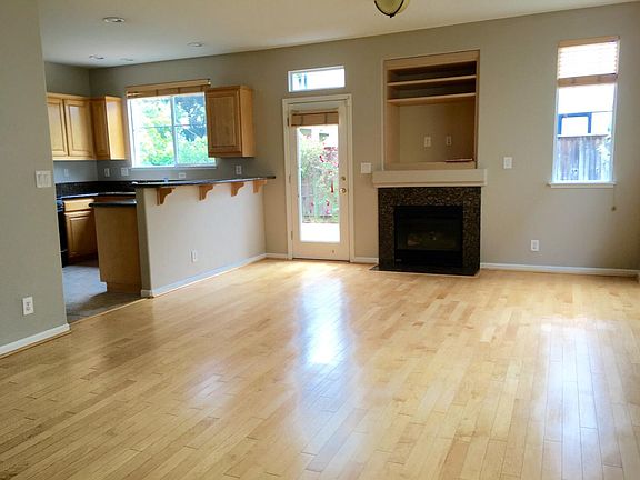 Large living room w/fireplace